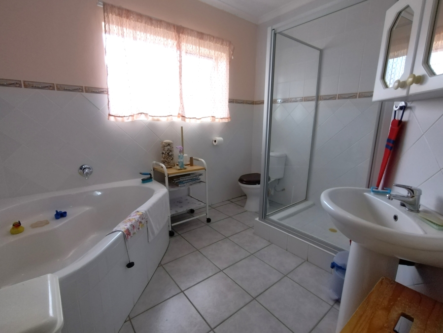 3 Bedroom Property for Sale in Wavecrest Eastern Cape